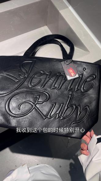 这质量我不说谁知道这是假货? 一上网天塌了告诉我这是假货,白高兴了两天
我还确认收货和好评了。还特意发信息感谢她让我买到这么好的包,结果是假的…我本来想留着觉得能用就行,但是一想到加了钱买到的还是假货就很不舒服…然后卖家让我退回去运费自己出。店铺也被举报的清空都下架了…只能说大家擦亮眼睛,不然这质量确实是看不出来是假的…
#jennin同款 #托特包 #名创优品联名 #名创优品