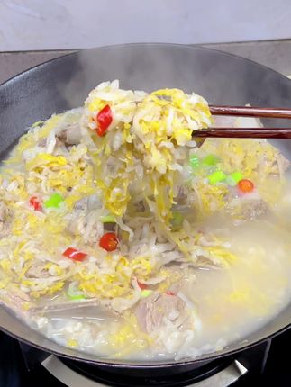东北酸菜炖大骨头#东北酸菜丝 #东北菜 #家常菜 #美食