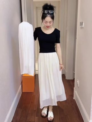 这条流光纱裙真的美到我心坎里了!姐妹们,它的面料是这种自带光泽感的,上身效果超惊艳,而且垂感特别好,穿上之后整个人都显得很高挑,尤其是这腰头的设计,简直太绝了,让你瞬间拥有蚂蚁腰。不管是日常出门还是约会聚餐,穿它都很合适,喜欢的姐妹赶快入手吧!#减龄穿搭 #流光纱裙 #半身裙 #夏季穿搭 #显瘦穿搭