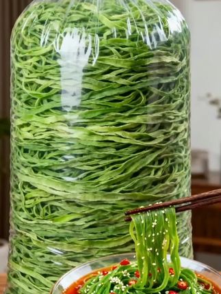 火锅党必看!这脆货我每次涮锅都抢着夹   家人们!谁还没在火锅里吃过贡菜啊?那口感真的绝了,咬下去“咔嚓”一声,嘎嘎脆还带着点清甜,比毛肚还让人上头!不管是煮辣锅还是清汤锅,吸饱了汤底的味儿,脆嫩又入味,一点都不绵。平时不想涮锅的时候,凉拌也超绝,淋点香油、醋,撒点蒜末和小米辣,清爽解腻;炒着吃配点肉丝,脆生生的还能下饭。每次涮火锅少了它,总觉得少了点什么!#嘎嘣脆#美食分享#火锅#香辣贡菜