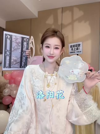 这款洛阳花 人丝丝绒刺绣 吊带裙套装好美好好看 又显高 吊带 外套可以单穿 也可以一套穿 它的颜色不会撞款的 面料有光泽显贵气#甜美穿搭 #高级感穿搭 #小个子穿搭 #新中式 #这也太好看了
