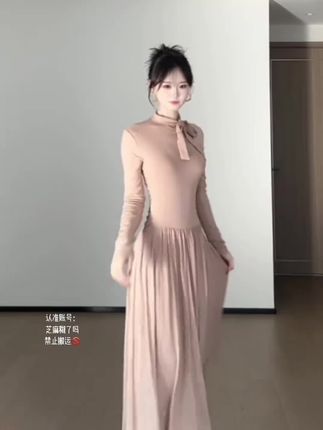 新款绝美洋装女不规则斜肩修身显瘦长袖连衣裙镂空露肩黑色大摆裙#不规则连衣裙 #露肩连衣裙 #斜肩连衣裙 #长袖连衣裙 #小性感