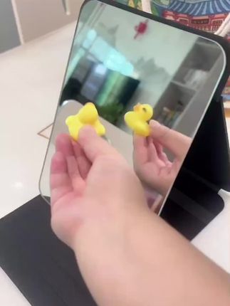 每个女生都需要一个这样的折叠化妆镜,它不仅轻巧便携,而且非常实用,随时随地都能补妆,再也不用担心出门忘化妆了。它的外观简约大方,无论放在家里还是办公室都很合适,快来选购吧