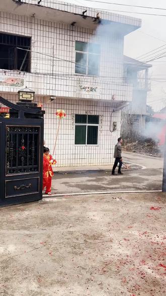 接龙🐉灯🏮咯,鞭炮一响、黄金万两、接龙进屋、全家享福、龙来龙去、富贵常有,祝大家身体健康、马年行大运!#舞龙灯 #各地民俗舞起来了