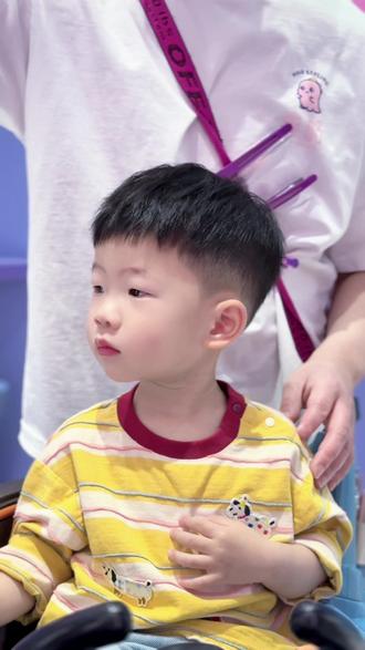 这次宝宝终于不哭了,还笑着回家啦 夏天可以剪这样清爽的碎盖,干净又好看#成都喜酷儿童发型设计 #龚焕叔叔儿童发型