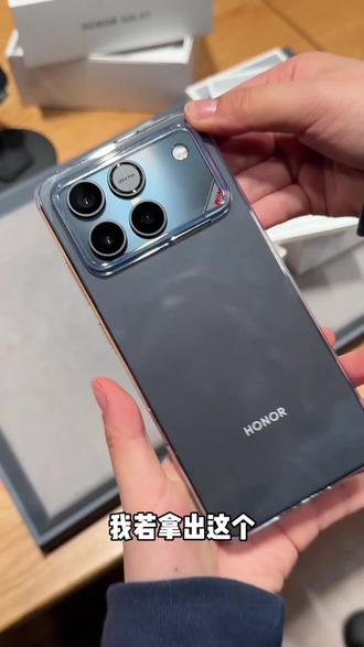 荣耀Win这次太顶了
6.83英寸OLED大直屏,LTPS材质,1.5K分辨率
峰值亮度6000nit,3200Hz触控采样率,AI按键刷新率185Hz,圆偏振光2.0,NFC,n79频段
PWM调光频率近6000Hz,IP68IP69防水,重229g骁龙8 Elite Gen5芯片,C1+射频增强芯片,红外
双1216扬声器,E2能效增强芯片,UFS4.1闪储
10000mAh电池,100W有线充电,80W无线充电
27W反向充电,支持充电分离,双频GPS+四频北斗
后置三摄,5000万索尼IMX856直立长焦,散热风扇
3D超声波指纹+2D人脸,金属中框+玻璃背板
#开箱vlog #大数据推荐 #手机使用技巧 #Win #荣耀Win