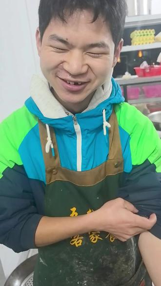 07年的小哥哥学习做肉丸的一天的全部过程各位看官请耐心观看#客家肉丸
#07后厨神养成记 #隔代的美食传承 #什么是真正的肉丸 #家爷爷奶奶的食谱没有科技 07少年跟奶奶学做肉丸的一天:
清晨厨房里,16岁少年系上围裙,在老菜板前拿起刀。奶奶的手带着他的手:“好肉丸,。”从生疏切肉到虎口挤出第一个圆子,热腾腾的肉丸出锅时,他尝到了记忆里最朴实的肉香。这是手艺的接力,也是真实味道对“科技与狠活”最温柔的回应。