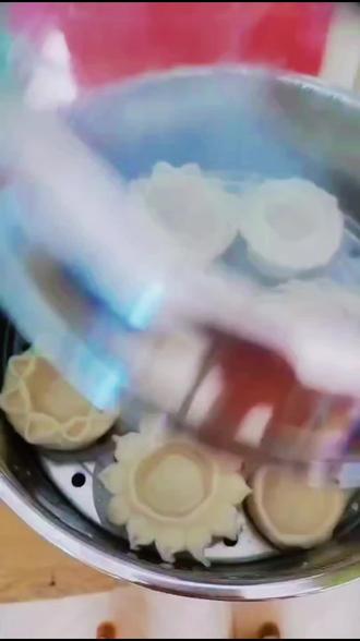 面食花灯——徐州元宵节非遗#纯手工制作美食 #动手自己做美食
蒸面灯用的是死面,和面的时候加点盐,要稍微硬一点,面太软容易变形,面太硬揉不动。