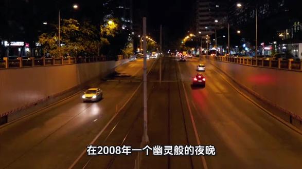 在2008年一个幽灵般的夜晚,当世界正在经历金融危机的阵痛时,一个名为“中本聪”的神秘人,向世界扔下了一颗思想的炸弹:一篇仅9页的论文。这不是一篇普通的学术文章,它是一封写给旧金融体系的“战书”,一个名为“比特币”的全新货币构想,就此悄然降临。
2009年1月3日,这个构想变成了现实。中本聪在服务器上挖出了第一个区块——“创世区块”。他故意在其中刻下当天《泰晤士报》的头条:“财政大臣面临第二次银行救助”。这行字像一个冰冷的笑话,也是对旧体系最直接的嘲讽:你们正在忙于救助崩溃的系统,而我,正在建造一个不需要你们的新世界。
那一刻,最初的50个比特币诞生了,它们像被埋藏在数字荒漠中的种子,无人知晓未来会开出怎样的花。
9天后,一场伟大的试验开始了。中本聪将10个比特币发送给了密码学家哈尔·芬尼。这不仅仅是世界上第一笔比特币转账,它完成了一次史无前例的壮举:在没有银行、没有支付宝、没有任何中间人的情况下,价值完成了点对点的直接传递。
当时,芬尼正与渐冻症抗争,他用颤抖的手指在论坛上写道:“就像看到雏鸟啄破蛋壳。”他看到了一个全新生命的开始。
第一次定价:著名的披萨。
再伟大的构想,也需要在现实世界中找到价值。2010年5月22日,程序员拉斯洛做了一件看似疯狂的事:他用1万个比特币,换了两张价值25美元的披萨。
今天看来,这或许是史上最昂贵的披萨。但在当时,它标志着比特币完成了“惊险的一跃”——它第一次被赋予了实实在在的购买力,与真实世界产生了连接。这一天,现在被币圈铭记为“比特币披萨日”。
暗流涌动的早期岁月,当然,新世界的开拓并非一帆风顺:算力军备竞赛:最初用普通电脑CPU就能“挖矿”,但随着加入的人越来越多,大家开始用上性能更强的显卡,再到后来专门为挖矿定制的FPGA、ASIC矿机,一场关于计算力的“军备竞赛”悄然开启。 交易所的雏形与困境:人们需要交易比特币,最早的“交易所”出现在论坛里,像原始的以物易物市场。但因为没有监管和保障,很快就因欺诈和纠纷而关闭,凸显了早期生态的脆弱。创始人的退场:最令人不解的是,比特币的“上帝”……中本聪,在2011年4月留下一封邮件,声称“我已转向其他事务”,随后便消失在数字迷雾中,再无踪迹。他的真实身份,至今仍是未解之谜。