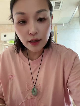 这个粉底液超级的好用。爆汗爆雨一整天都不脱妆的,非常的细腻服帖。还很实惠。
