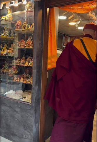 寻找尼泊尔象神山水晶!
水晶的能量真的和产地强绑定!象神山作为喜马拉雅7000米级的圣地,能量感直接拉满——纯净到像裹着雪山的风,自带象头神“破障+智慧”的灵性buff,不管是疗愈冥想还是日常戴,都能感觉到不一样的通透感~
但重点来了!真正的象神山水晶太稀缺了!高海拔人工开采,每年就2个月窗口期,纯原矿更是少得可怜😭
现在市面上好多以次充好的货,要么是普通水晶冒充,要么是优化处理过的,根本没有那种雪山原生的清透感和能量场!
能淘到一块真正的象神山水晶原石/水晶球,真的要看缘分+识货!晶体里的天然冰片、晶格生长纹,还有那种自带的“风雪质感”,是仿品永远仿不出来的~
懂水晶的宝都知道,这种高能量纯原矿,戴在身上、握在手里冥想,那种净化感真的绝了! #疗愈水晶 #尼泊尔水晶 #象神山水晶 #能量水晶