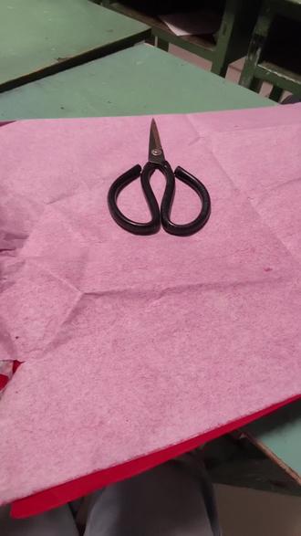 #乡愁记忆#民间手艺 #童年回忆 #立春 虽然今年买好葫芦了,但是还是会找些红纸,自己亲手剪些葫芦,这种仪式感是从记忆深处来的,小时候家里总会在立春前剪好各种各样的葫芦,贴在门、床头、窗户各个地方,我们孩子们的肩上还会背个葫芦,都是为了驱灾辟邪,福禄安康。多希望这些带着岁月感的老传统能一直传承下去,这是我们文化里不可缺少的一部分。🍀🌸