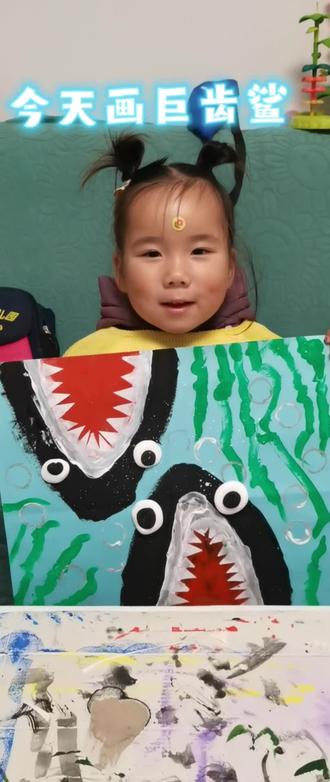 #宝宝学画画入门教学 #宝宝涂鸦画画
今天画巨齿鲨,画出来不凶狠,反而是很可爱的鲨鱼