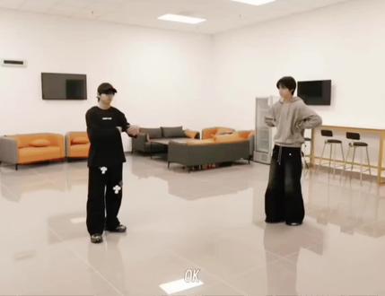 王橹杰穆祉丞新的一年 不要再有不好的
接下来就走花路吧,做一个开心的小孩,一直一直幸福下去吧#橹穆 #星途璀璨 #杰丞 #我的大明星一定红透半边天 #我担秒了全世界