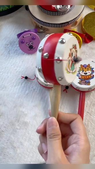 家里有宝宝的注意了,这个羊皮拨浪鼓和哗啦棒真的也太好玩了,羊皮鼓面,声音特别清脆,能哄娃还能锻炼孩子的追听追视能力#拨浪鼓 #母婴玩具 #哄娃神器 #传统文化#好物推荐