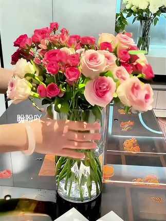 这款高透亚克力直筒花瓶,简直是花瓶界的“白月光”!清透又加厚的材质,不仅摔不烂超耐用,质感和透明度更是绝了——水位高低、水质好坏一眼看清,养花再也不用凭感觉~ 简约设计自带高级感,不管是插长腿玫瑰、清雅百合,还是灵动郁金香、大气龟背竹,都能稳稳hold住。摆在家里随便一个角落,瞬间让空间质感up!好看又实用,性价比拉满~ #花瓶推荐 #居家插花 #绿植搭配 #高颜值好物