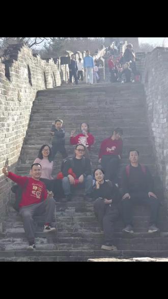 马年司马台长城一日游
大年初四的清晨,天刚蒙蒙亮,家里就已经热闹起来。妈妈前一晚就往登山包里塞满了水果、酸奶、牛奶,还起早烙了喷香的饼,说“登长城费力气,得把口粮备足”。两台车,九个人——我、哥哥、两个妹妹,还有大妹夫,以及四个可爱的孩子:5岁的米乐、三年级姑娘涵涵、五年级的彤彤,再加上我的大侄子小雨,我们就这样向着司马台长城出发了。
车停在停车场,我们换乘观光车到售票口,买好票再坐摆渡车抵达登山口。抬头望去,司马台长城像一条巨龙盘踞在山脊之上,共25楼,开放到10楼,蜿蜒起伏,气势磅礴。孩子们早已按捺不住兴奋,蹦蹦跳跳地冲在前面,我们笑着跟在身后,心里满是期待。
登山的路比想象中更有挑战,台阶陡峭,上坡下坡交替,每一步都要稳扎稳打。但我们的队伍里,处处是惊喜:
5岁的米乐,小小的身影迈着坚定的步子,走到第8楼都没让家长抱一下,小脸蛋红扑扑的,却始终笑着往前冲值得点赞👍;
我的女儿涵涵,虽然年纪小,却从不喊累,一直走在队伍前列,像个小向导值得点赞👍;
五年级的彤彤,更是让人佩服,返程时她还独自走山路迎接我们,走了好远,这份懂事和勇气,值得狠狠点赞;
我的大侄子张起瑞,膝盖有些不舒服,却依然坚持完成了全程游览,还主动承担起摄影师的角色,用相机定格下每一个美好瞬间,做事有始有终的模样,让人欣慰。
从一楼到了第6楼之间我们没有太长时间休息,在6楼我们停下来补给,分享妈妈准备的饼和水果,补充体力后继续前行。到了第7楼,我跟两个妹妹兴致高涨,索性手拉手围成一圈跳起了圈圈舞,笑声在古老的长城上回荡,引得路过的游客也纷纷驻足微笑。
从7楼继续向上,到了第8楼,大妹夫送大妹子还有孩子们先行到缆车口下山。而我和弟弟、老妹,还有小雨,一鼓作气向着10楼的顶峰进发。
一路上,我们一边用相机记录着登山的美好时光,捕捉孩子们的笑脸、兄弟姐妹的身影,一边回味着这份浓浓的亲情。彤彤玩笑:“我不想登长城了,我想回家写作业”米乐的可爱的哭声,胆怯的“我不往那边看”给我们这次登长城带来了无限的欢乐与回味,还有看着大妹夫对孩子还有媳妇的照顾,这可谓是男人中的楷模,浓浓一家亲啊,风从耳边吹过,带着山间的清冽,却吹不散我们的欢声笑语。终