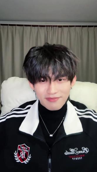 云旗你怎么回事,怎么还180°大转变呢🥰 现在已经默认自己和普普是爸爸妈妈了吗,又偷摸幸福上了#云熠 #云旗 #cp #直播 #机场接机