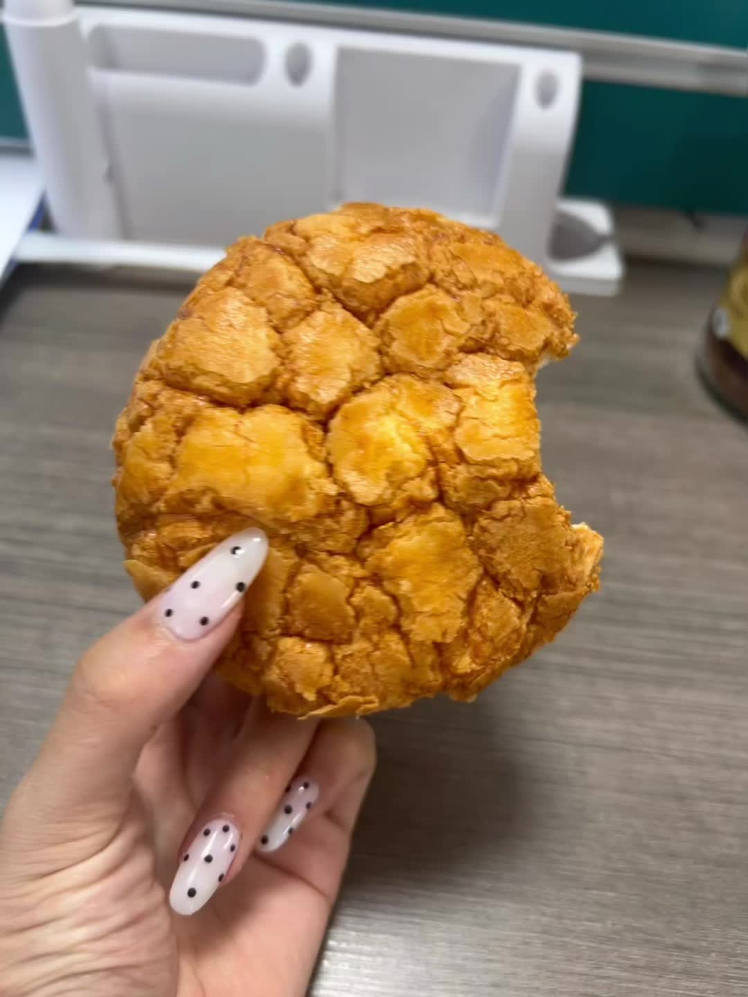 我不管我先吃!一口酥掉渣的菠萝包来啦! 酥软香甜的菠萝包 一口下去超级治愈🤤 🍞配方新升级 🧈安佳黄油➕新西兰进口乳粉 😋咬下去绵软又有韧性 越嚼越香 #面包脑袋#干净早餐 #菠萝包天花板 #面包诱惑 #早餐吃什么