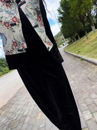 30岁以后你就会明白了,婚姻吵不吵又怎样,感情深不深又怎样,生活的苦和累又算什么,缺钱才是一个成年人崩溃的开始…#套装显瘦穿搭