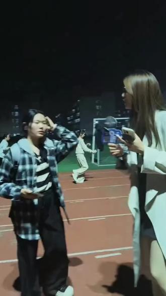 夜晚,操场,跑步or散步,惬意!#街头采访 #操场上的他们 #青年创作者扶持计划 #青年创作者成长计划 #抖音校园live计划 @抖音校园LIVE计划