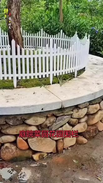 白栅栏围春色,石基托翠微,恰如陶令“采菊东篱下,悠然见南山”之境 🌿🏡
#庭院美学 #诗意栖居