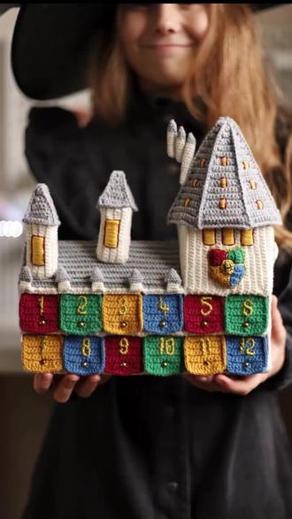 冬天来啦,毛线钩织的霍格沃茨城堡看着就很温暖!
#冬至 #哈利波特 #哈利波特手工 #哈迷有求必应屋 #手工diy制作