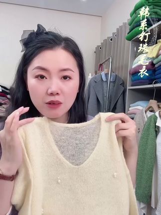 #毛衣控 #创作者中心 #创作灵感 七言家巨好看!ins韩系穿搭黄色钉珠V领毛衣#毛衣