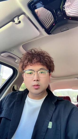 只要猫咪精神正常、吃喝拉撒都没问题,就只是正常放松姿势;如果伴随躲角落、精神萎靡、不爱吃东西,才需要多加留意哦。#宠物医生#养宠进阶指南 #宠物知识小课堂 #母鸡蹲 #养猫