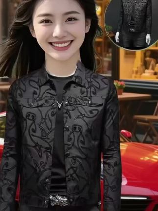 🔥宝子们,这款夹克的搭配简直太绝了!内搭白色T恤,清新简约,下身搭配黑色直筒裤和皮鞋,瞬间变身商务精英,气场十足。 ◦😎如果想要休闲一点,就搭配牛仔裤和运动鞋,青春活力满满,潮流感爆棚。而且它还可以搭配各种颜色的内搭和裤子,轻松实现一衣多穿,满足你不同场合的穿搭需求。 ◦💕不管你是喜欢简约风、潮流风还是商务风,这款2025新款植绒印花修身夹克外套都能满足你,让你成为穿搭高手,轻松驾驭各种风格。#2025新款 #男士夹克 #植绒印花 #修身外套 #时尚潮流