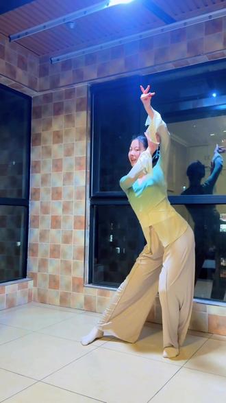 月亮它照墙根儿#古典舞 #抖音热门舞蹈计划#橙宝同学