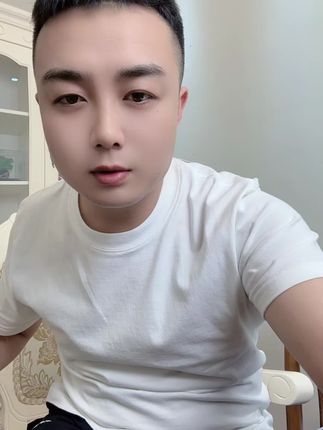 现在的我,什么都看淡了,我选择了爱自己,对其它的事情,毫无兴趣,不管别人怎么说,我只过耳,不入心,做好自己当下的事情就好,这个世界是要自己去看,而不是别人说给你听