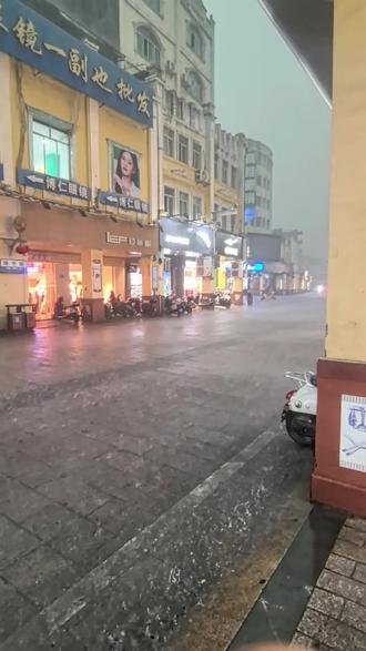 起个嗨床,淋个嗨雨,上个嗨班 #极端天气 #狂风暴雨依然等你 #雨下的那么认真 #雨天街头