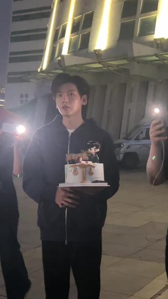 只要见到你~我们的爱就会有回音~
小文你是世界上最好的宝宝🥹
#翟潇闻 #翟潇闻帅 #林序东 #胜利的滋味 #周诚