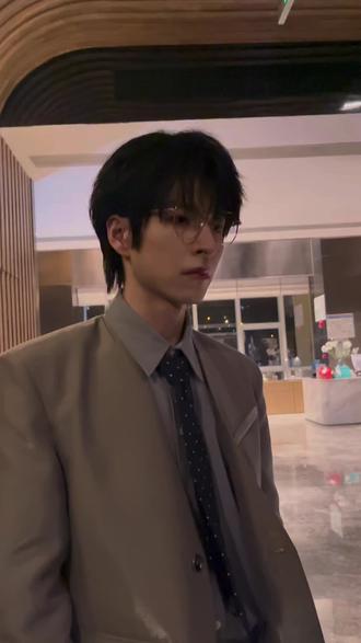 小哥哥穿西装就这样帅
#郭文韬 #文韬 #初入职场的我们金融季