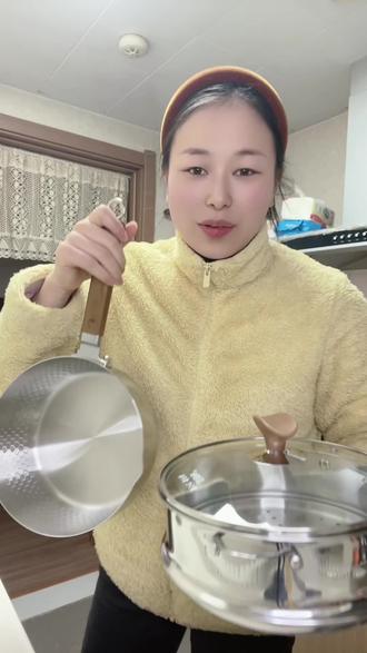 姐妹~新买的雪平锅一定要开锅的哦!不会开锅的来看视频哈#三四钢雪平锅 #雪平锅怎么开锅 #锅具分享