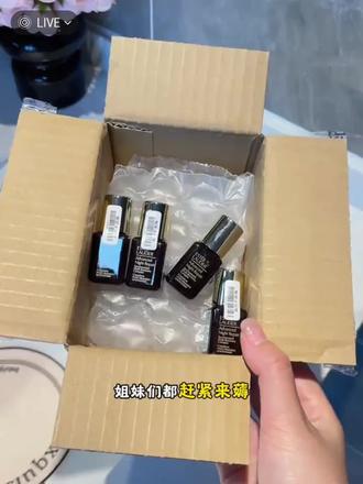 姐妹们,这一款雅诗兰黛小棕瓶真的很好用,无论是干皮还是油皮都可以去使用它,它是这种水状的质地,特别容易被皮肤所吸收,而且上脸之后不会感觉到油腻或者黏腻,平时可以作为日常的保湿补水来用,也可以在妆前涂它,让你的底妆更加服帖持久哦!