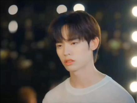 --我朋友喜欢你
--我叫朋友
太好看了吧,磕死我了,能不能一口气给我播完啊!#teeteepor #泰剧推荐 #泰兰德的夏天永不停歇 #怦然与你