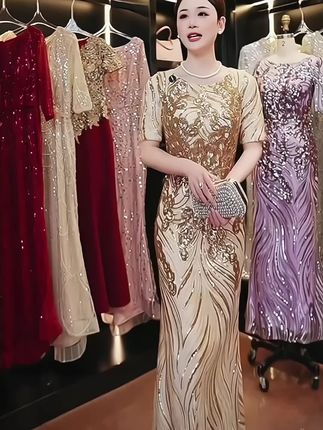 新款婚宴礼服,以高端质感与优雅设计,为喜婆婆、喜妈妈打造婚礼上的瞩目风采,尽显端庄气质与年轻态魅力。 服饰选用高品质面料,垂坠顺滑且富有光泽,于细节处流露高端底蕴。2025新款延续大气设计语言,经典长款剪裁修饰身形,搭配利落线条勾勒温婉轮廓,既契合婚宴的庄重氛围,又能通过版型巧思弱化年龄感。无论是宴席中的接待寒暄,还是镜头前的定格瞬间,这款礼服都能彰显不俗品味,让喜婆婆、喜妈妈在重要时刻优雅出众,成为婚礼上的雅致焦点。#每日穿搭 #连衣裙 #谁穿谁好看 #穿搭 #原创 @抖加🔥上热门🔥dou+🔥热点宝