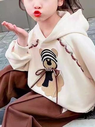 2025新款秋装贴布熊童装小童洋气秋款卫衣:/ 儿童两件套#高品质童装 #女童套装 #秋款新款 #宝妈推荐 #这样穿太好看了