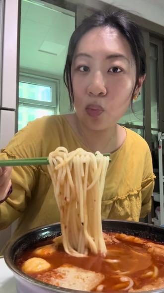 婷姐米线也这么夯啊 豪赤啊#普通人的干饭日常 #赵梓婷米线 #吃播 #深夜放毒#一口气干了这碗
