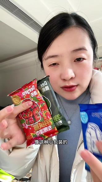 看我的羽绒服滴到辣椒油了,不用直接洗,洗多了不暖和容易跑绒,这德佑的第六代升级款擦的干净还不留印!方便又实用!#羽绒服清洗#羽绒服湿巾用德佑 #污渍轻松去除 #出门必备 #德佑羽绒服清洁湿巾