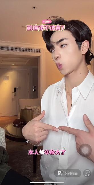 偷亲成功,可是女朋友生气了,呜呜~@👑盈公主👑新年快乐,今晚7点半直播 @纳迪尔 @盈公主视频负责人老周 #盈公主#纳迪尔#香港#恋爱