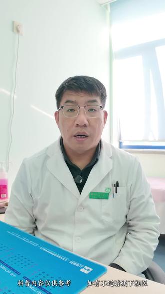 儿童癫痫,不止手脚抽动! 📎今天咱们聊个很多家长关心的问题——
🤨孩子癫痫,到底是怎么来的?发作时又有哪些表现?
1️⃣有些孩子是因为出生时脑部缺氧、感染,或是有先天结构异常;
2️⃣有些可能是头部受伤、高烧惊厥后留下的。
3️⃣也有一部分孩子,目前查不到明确原因。
✅但别慌,大多数孩子是可以通过治疗调整好的。
再说症状,很多家长以为,癫痫就是全身抽搐、口吐白沫。
其实,孩子癫痫发作的形式很多样‼️
如果怀疑孩子出现某种异常行为,一定要用手机录下来,带来医院看看。
#儿童健康#癫痫#儿童癫痫#医学科普#宝贝健康成长