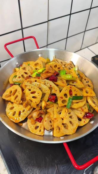 莲藕不要老是拿来炖汤了 试试像我这样做道 干锅莲藕 清脆爽口 香味浓郁 #莲藕 #干锅莲藕 #妈呀太香了 #美食教程持续更新 #家常菜