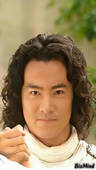 当《绝世》的旋律响起,多少人的DNA瞬间被唤醒——20年了,那座藏在云雾间的 水月洞天搜 ,依旧是仙侠世界里最温暖的归处。童氏三兄弟踏剑而来的身影,早已刻进一代人的青春记忆,成为无可替代的仙侠初心。 童博的温柔是刻在骨子里的担当,身为龙腾后人,他藏起身世秘密,以智慧化解五百年的恩怨纠葛。从御剑山庄的惊险营救,到为破冰封踏遍江湖,他的龙神功护得住亲人,也担得起苍生。童战则是少年意气的代名词,为救父盗血如意时的果敢,对天雪一见钟情时的赤诚,让他像团烈火,烧暖了整部剧的江湖。而童心带着孩童的纯粹,虽心智如稚子,却凭天生异能护兄心切,即便曾被尹仲操控,兄弟情也从未动摇。 没有套路化的剧情,周易影视用纯原创的故事构建了独特的奇幻世界。血如意的诡谲、灵镜的预言、地底城的秘辛,每一个设定都充满张力;童博与豆豆的生死相托,童战与天雪的来生之约,每段感情都真挚动人。 #一代人的回忆 #重温经典影视