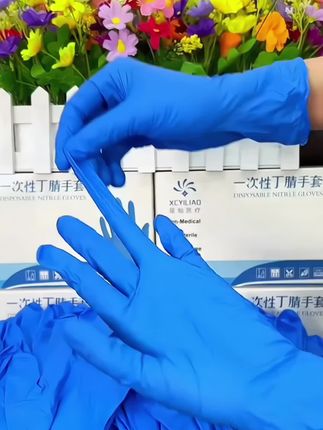 #一次性手套,一定要选这种拽都拽不破的丁腈材质,它可以直接接触食物,防水、防油、耐穿刺,平时洗碗、打扫卫生、玩手机都很方便又耐用。#家务手套#食品级一次性手套#好用不贵经济实惠#好物推荐🔥