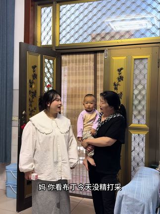 芫芫和妈妈一起带果冻和布丁去逛街,这婆媳真好#vlog日常