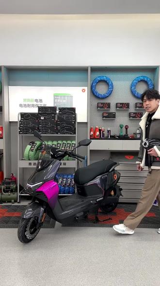 雅迪冠能白鲨二代,电动车届的六边形战士! #雅迪电动车 #雅迪冠能白鲨二代 #智能进化越级高配 #六边形战士