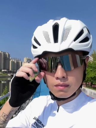 一款新手可以闭眼入的骑行眼镜 款式巨帅 超轻设计佩戴无负担 感光变色可以日夜两用 #好物推荐🔥 #骑行眼镜#骑行眼镜推荐#骑行装备#骑行穿搭